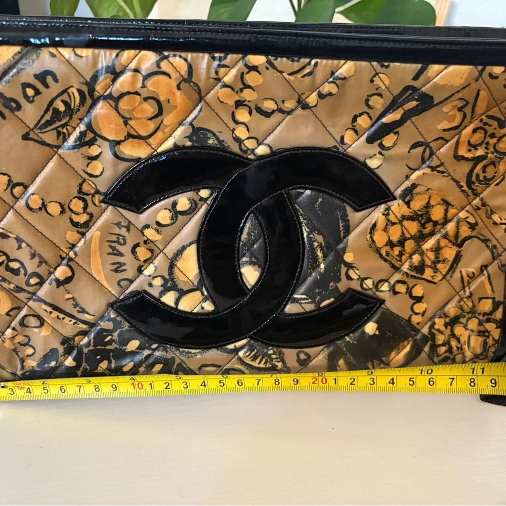 CHANEL Medallion Patent Leather Large Clutch - Picture 8 of 12